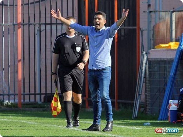 מאמן שעריים שלומי עמר (לירן דורף)